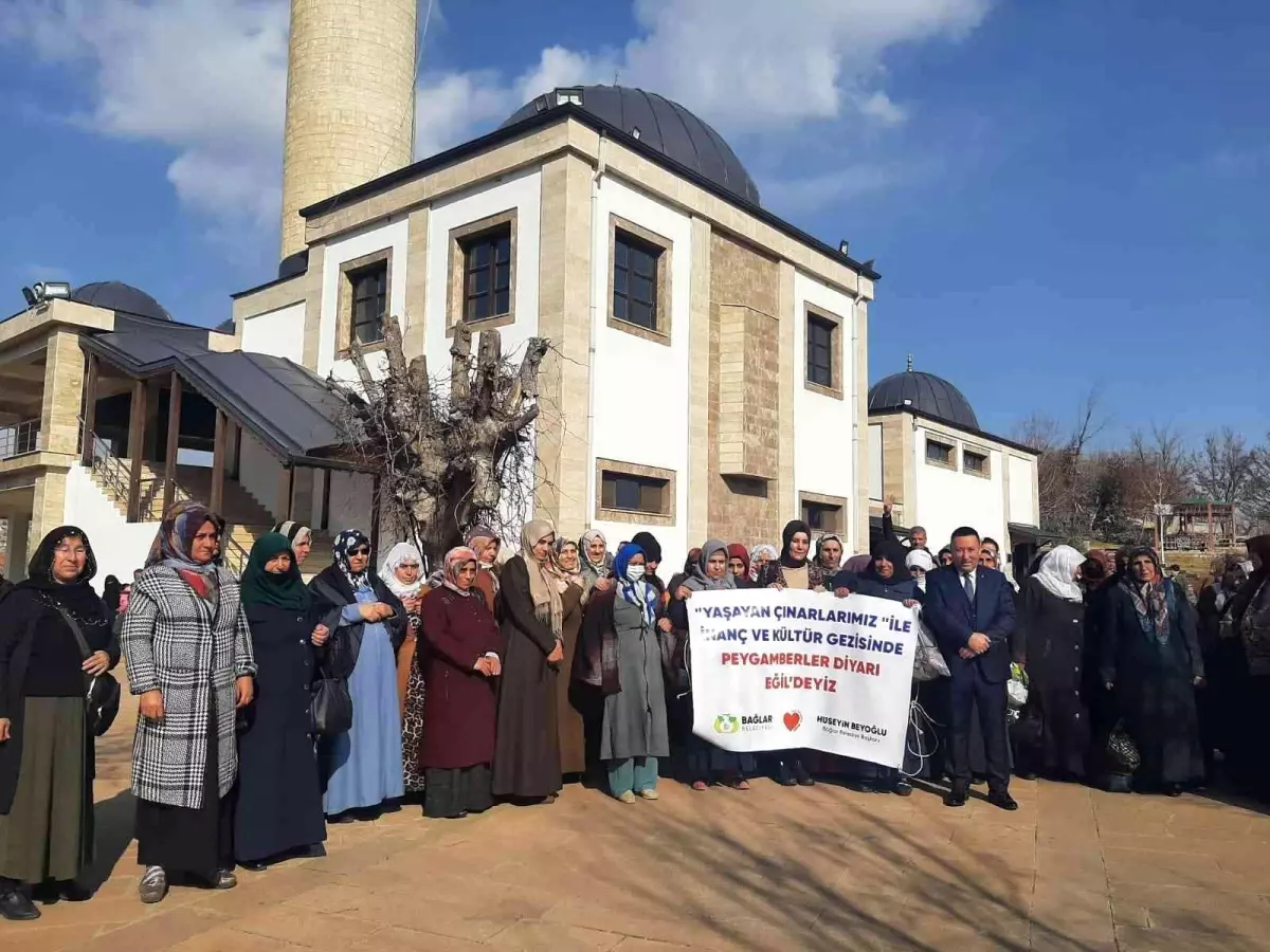 Bağlar Belediyesi ulu çınarları kültür gezisine götürdü