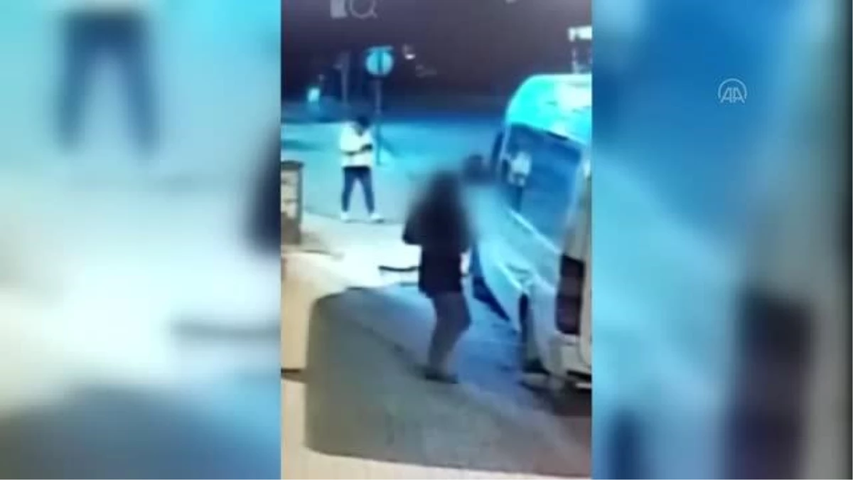 Bir kişinin minibüsün lastiğini kesmesi güvenlik kamerasına yansıdı
