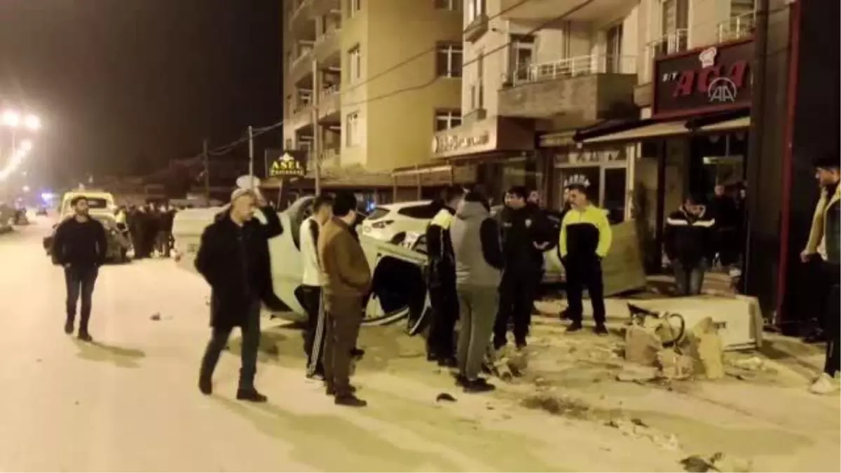 Çarpışma sonucu kontrolden çıkan iki otomobil 5 araca hasar verdi