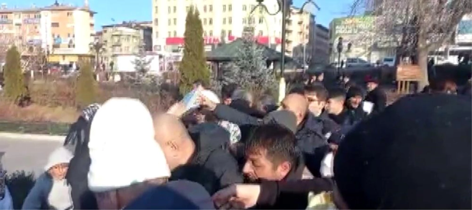 CHP Erzurum\'da Kur\'an-ı Kerim dağıttı, vatandaşlar birbirleriyle yarıştı