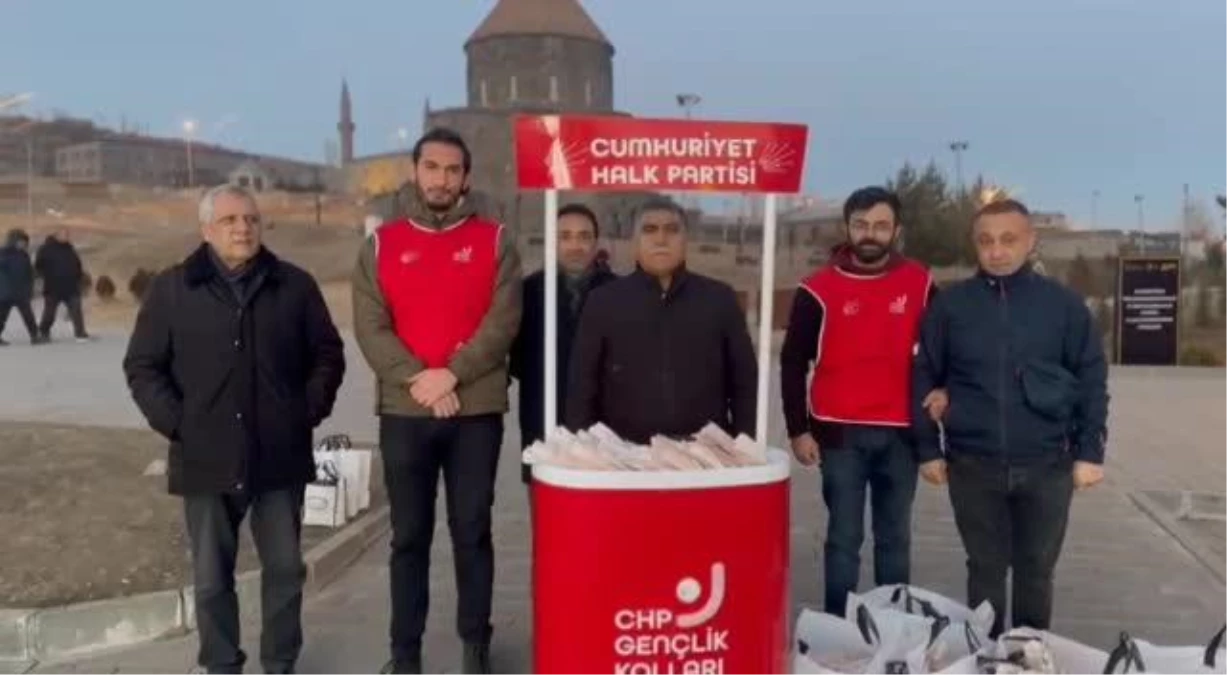 CHP Kars Gençlik Kolları Kandil Simidi Dağıttı