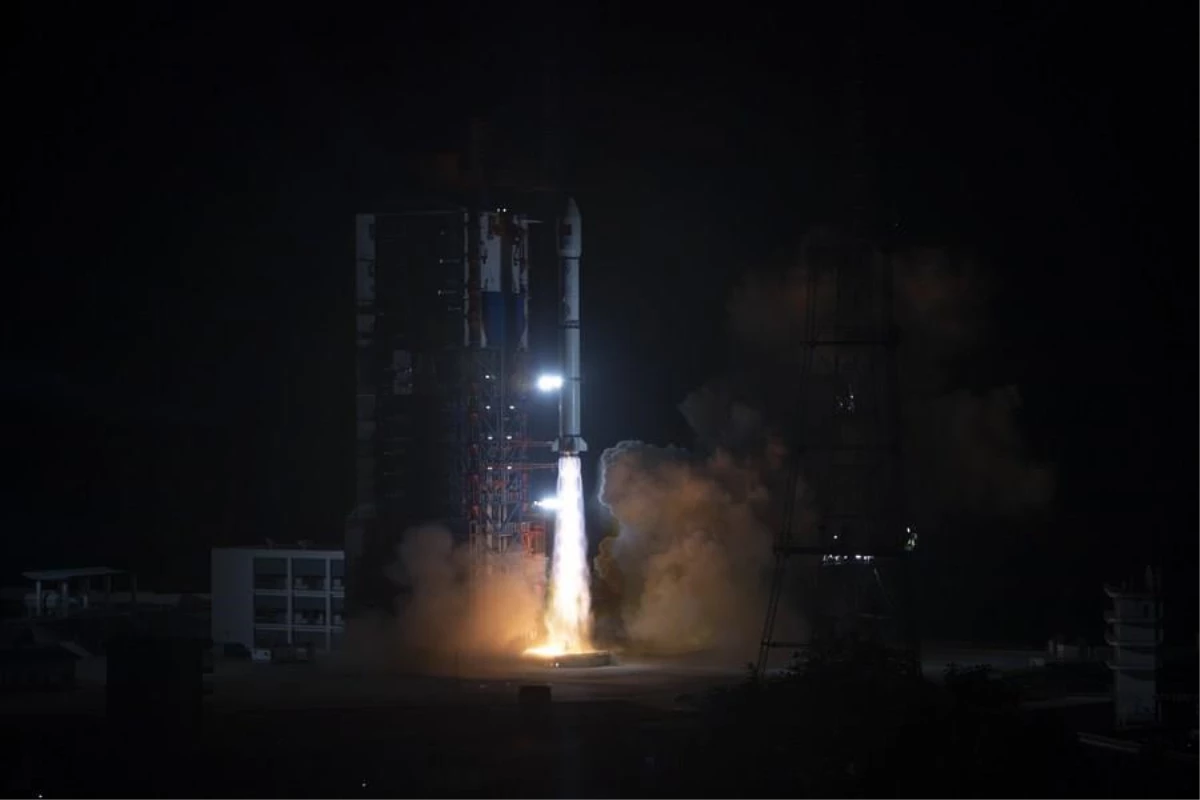 Çin\'in Telekomünikasyon Uydusu Otomatik Olarak Yörünge Değişikliğine Başladı