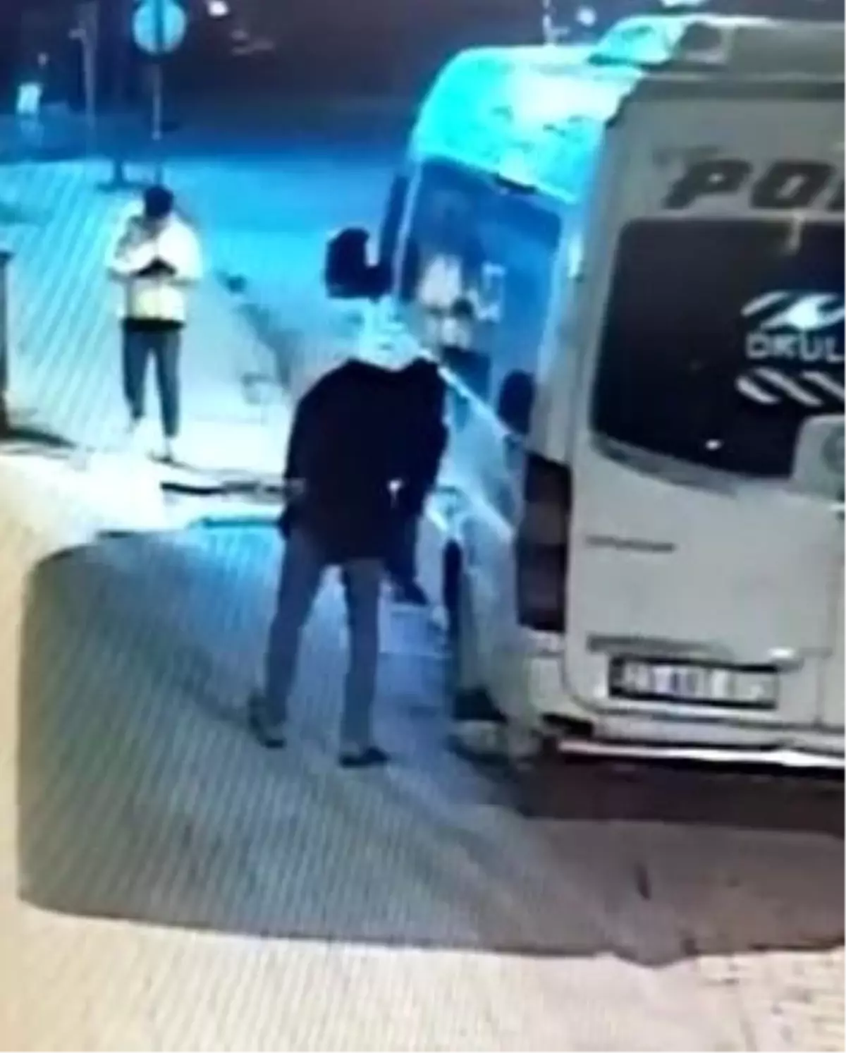 Durduk yere minibüsün lastiğini kesip yoluna devam etti... O anlar kamerada