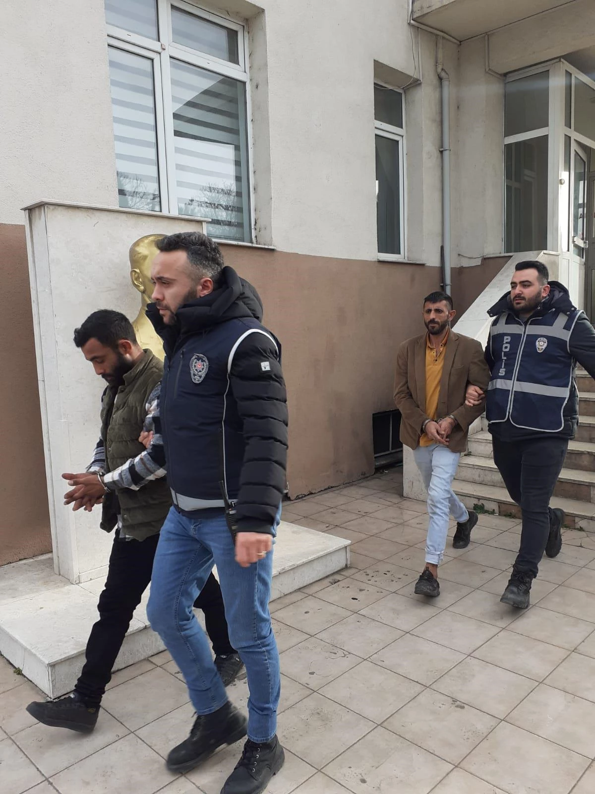Edirne\'de hayvan barınağından hırsızlık yapan 2 zanlı tutuklandı