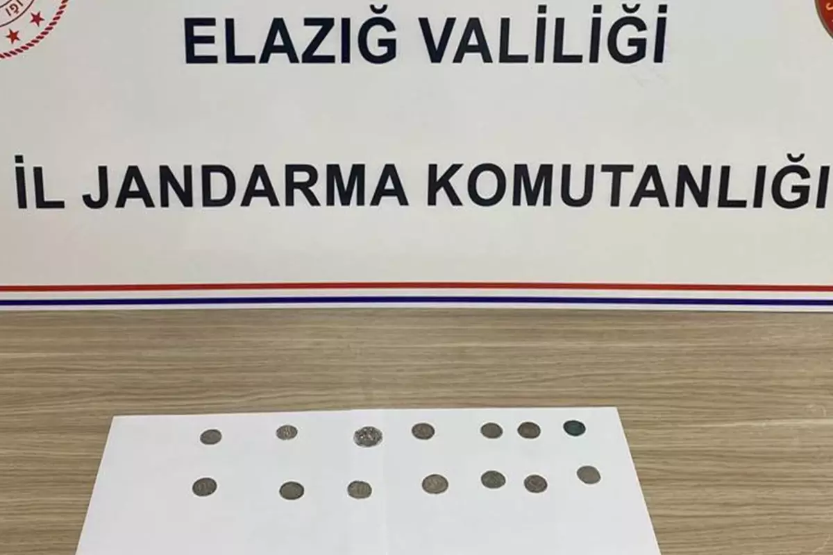 Elazığ\'da otomobilde 14 tarihi sikke ele geçirildi