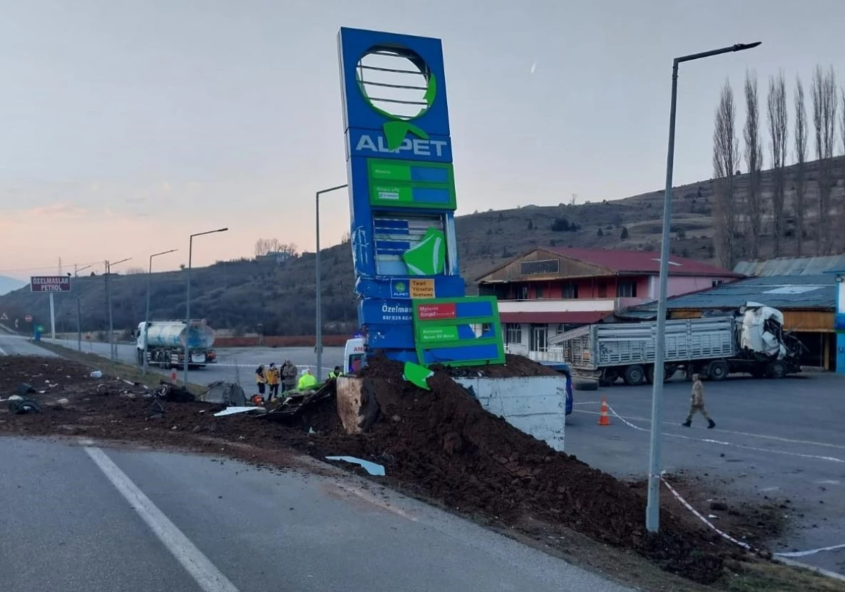 Erzincan\'da reklam panosuna çarpan tırın sürücüsü öldü