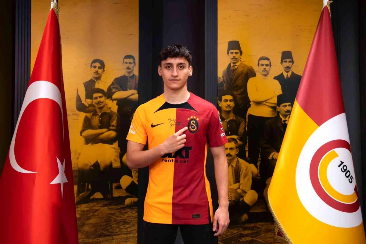 Galatasaray\'da Emirhan Kayar ile profesyonel sözleşme imzalandı