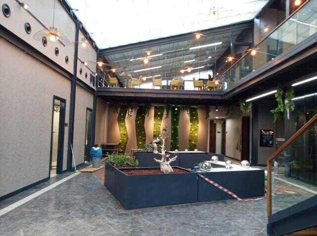 Gazetecilere tesisi anlatan İmamoğlu, yaşadığı olay karşısında gülmeden edemedi