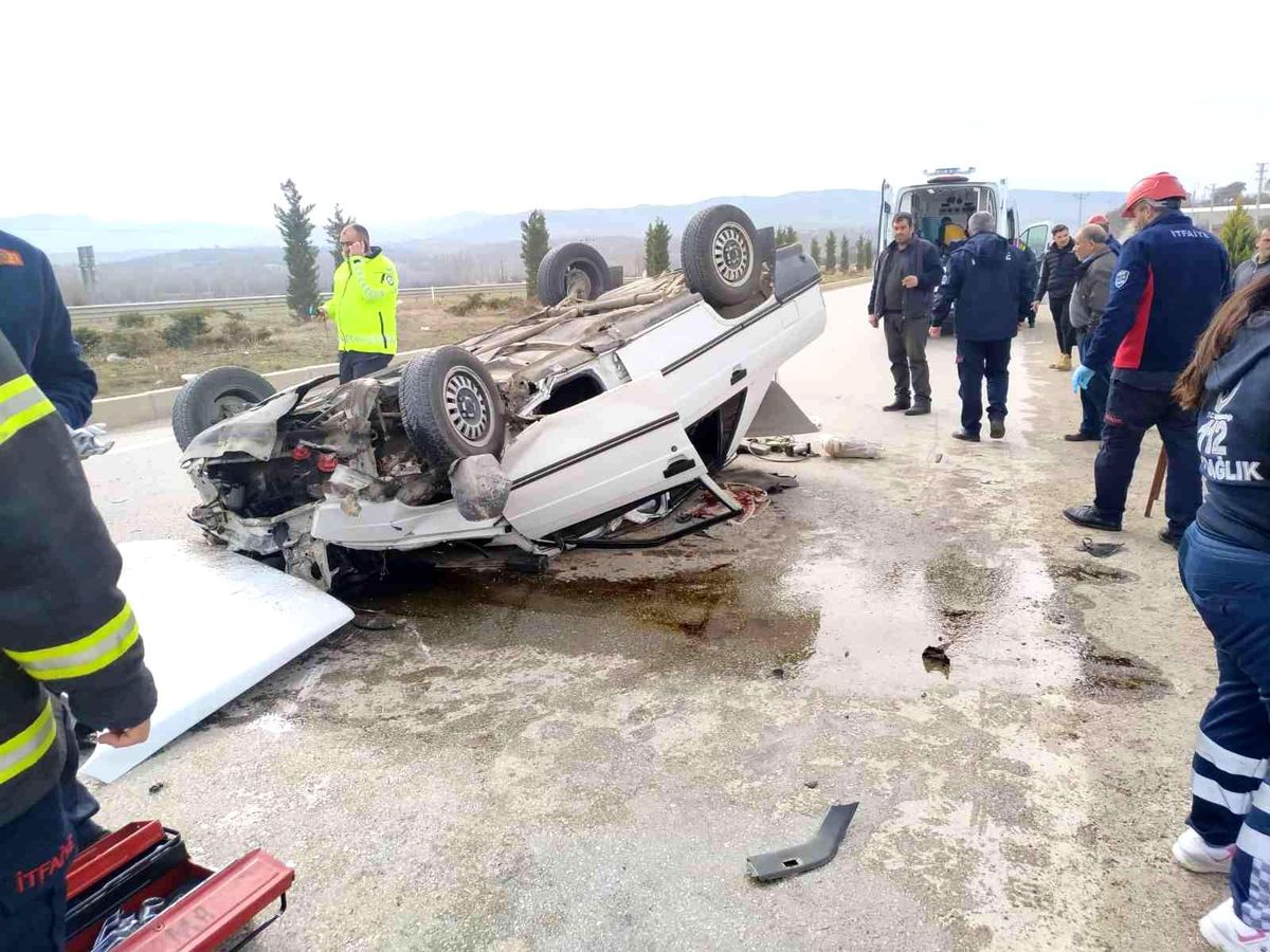 Gediz\'de trafik kazası: 3 yaralı