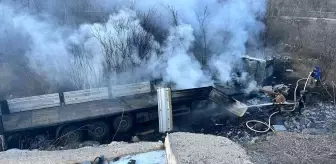 Gümüşhane'de mermer yüklü tır şarampole yuvarlanarak alev aldı: 1 yaralı