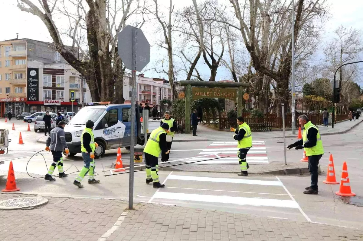 Gürsu\'da yaya güvenliği için yol işaretleri yenileniyor