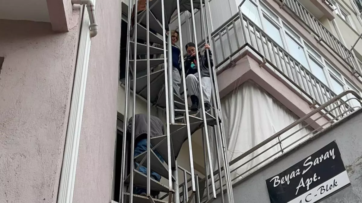 Isparta\'da apartmanın bodrum katında çıkan yangında 3 kişi dumandan etkilendi