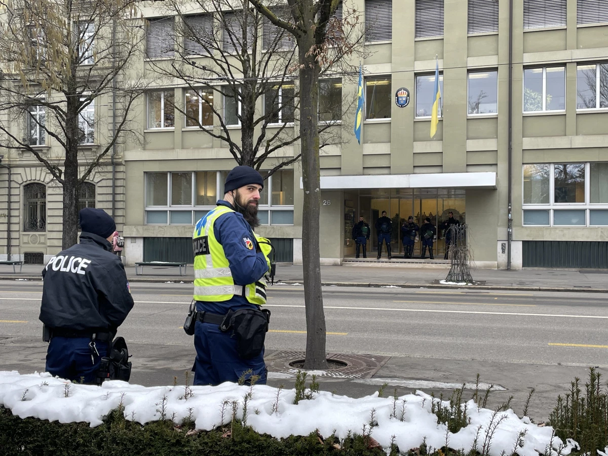 İsviçre\'deki Türk toplumu, Kur\'an-ı Kerim\'in yakılmasını İsveç Büyükelçiliği önünde protesto etti