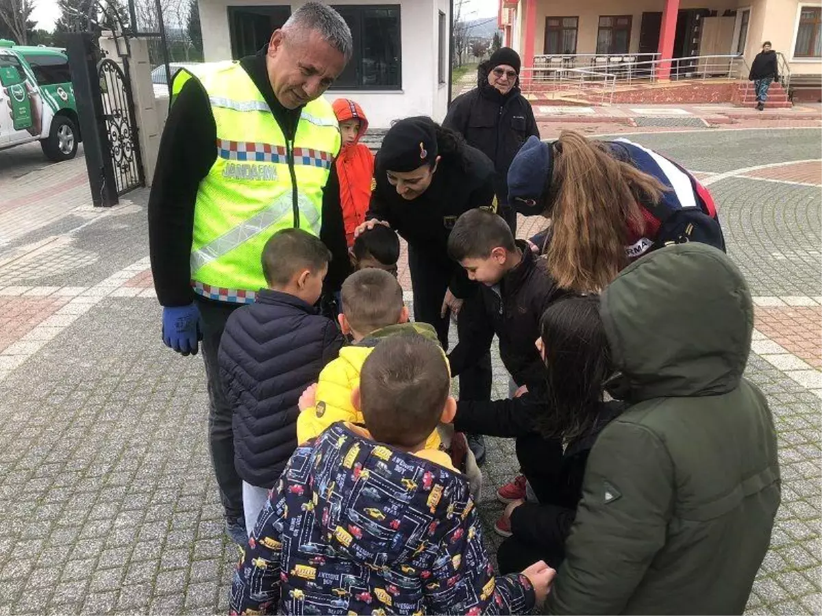 Jandarma çocukların yanlarında