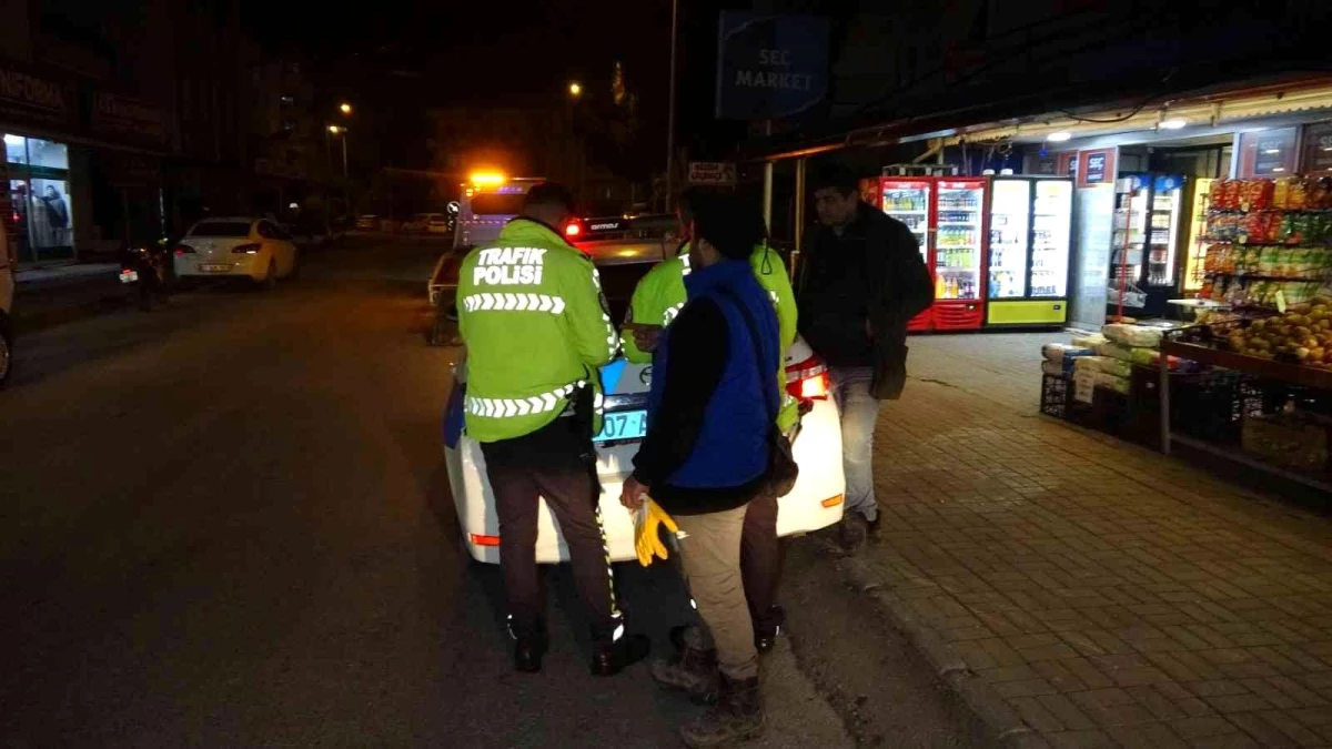 Kazadan sonra rapor tutmak için gelen kişinin önünde yanında tuvaletini yaptı! Trafik polisi sürücüye acımadı