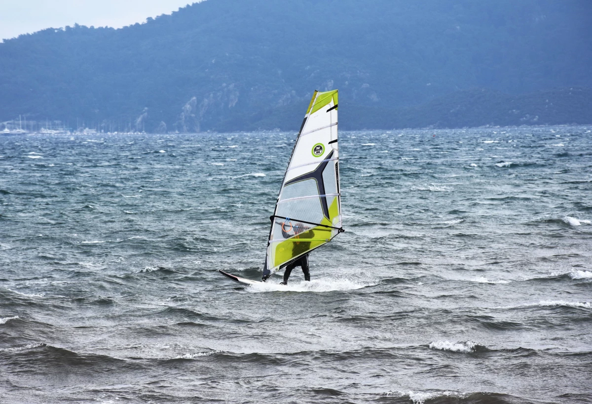 Marmaris\'te adrenalin tutkunları keşişlemede sörf yaptı