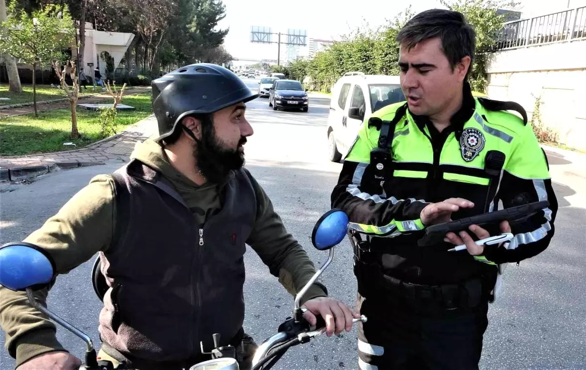 Polislere ehliyetsiz yakalandı, yardım için çağırdığı arkadaşı da ehliyetsiz çıkınca ikinci şoku yaşadı