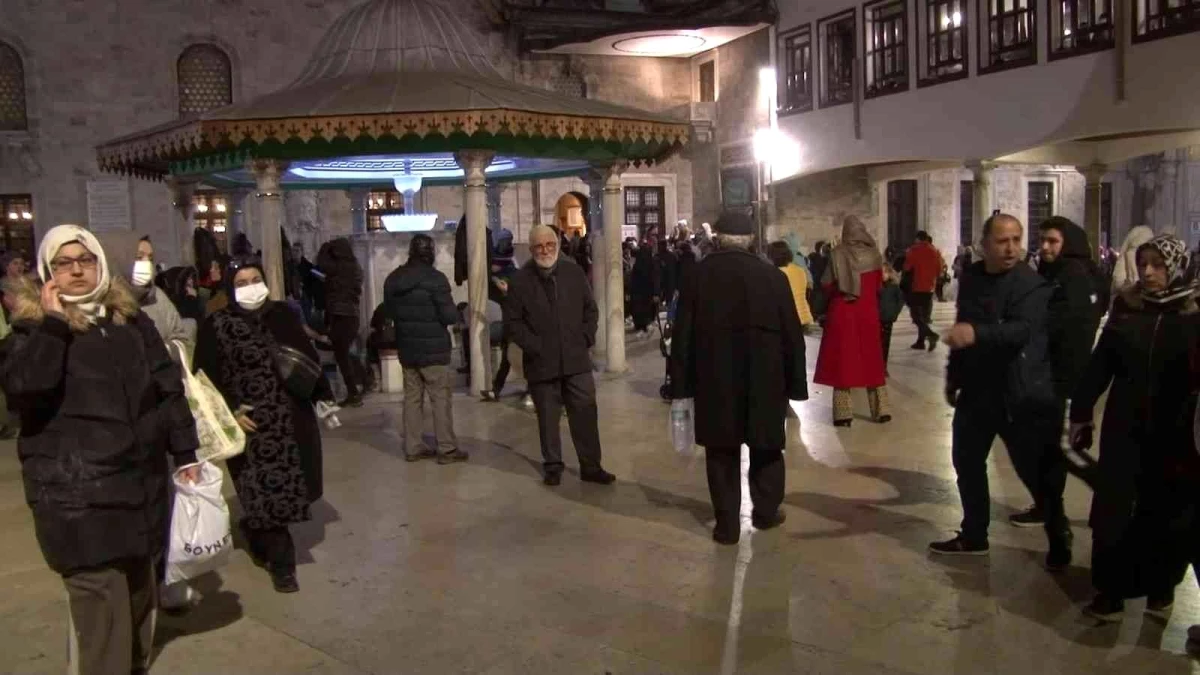 Regaip Kandili nedeniyle binlerce vatandaş Eyüp Sultan Camii\'ne akın etti