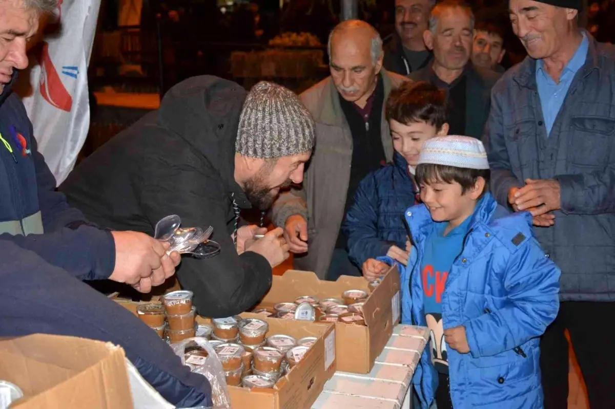 Regaip Kandilinde Sındırgı\'da vatandaşlara helva ikramı