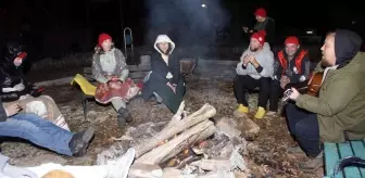 Rus turistler fırında kendi pidelerini pişirdi, kamp ateşinde eğlendi