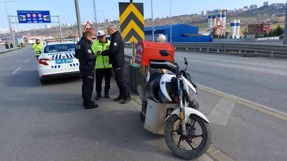 Samsun\'da otomobil motosikletli kuryeye çarpıp kaçtı: 1 yaralı