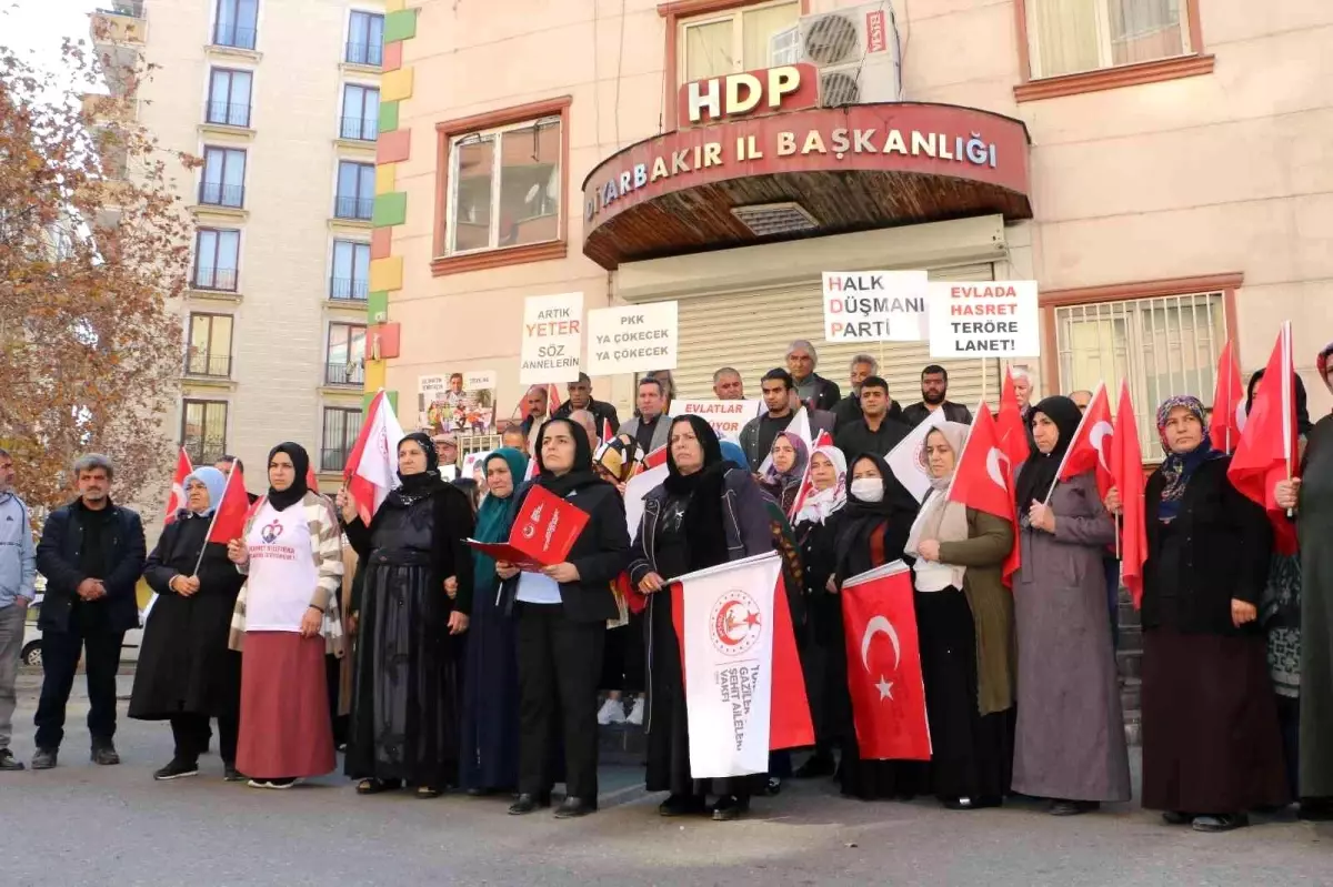 Şehit ve gazi yakınları ile evlat nöbetindeki ailelerden PKK ve HDP\'ye gözdağı