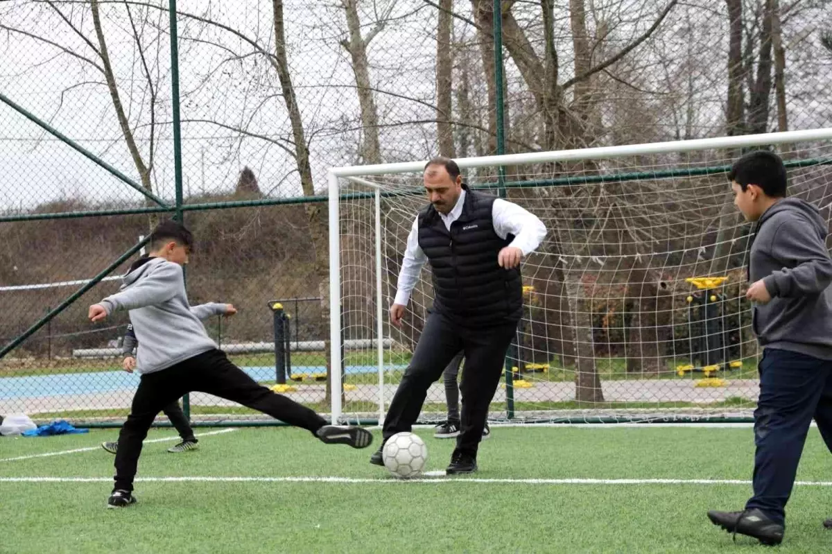 Vali ceketini çıkarttı, çocuklarla kıyasıya mücadele etti