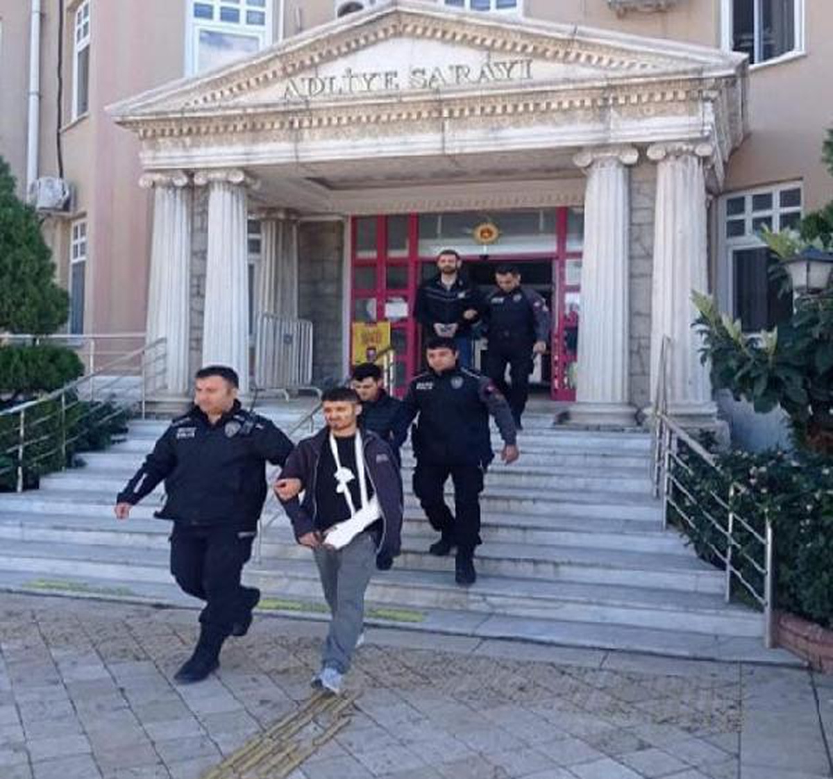 Villadan ziynet eşyası hırsızlığına 3 tutuklama