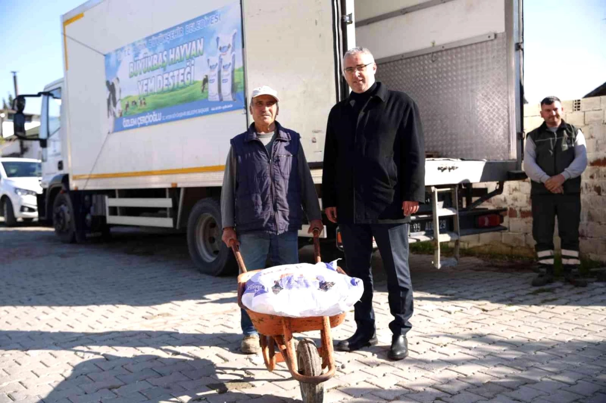 Aydın Büyükşehir Belediyesi\'nden küçük aile işletmelerine yem desteği sürüyor