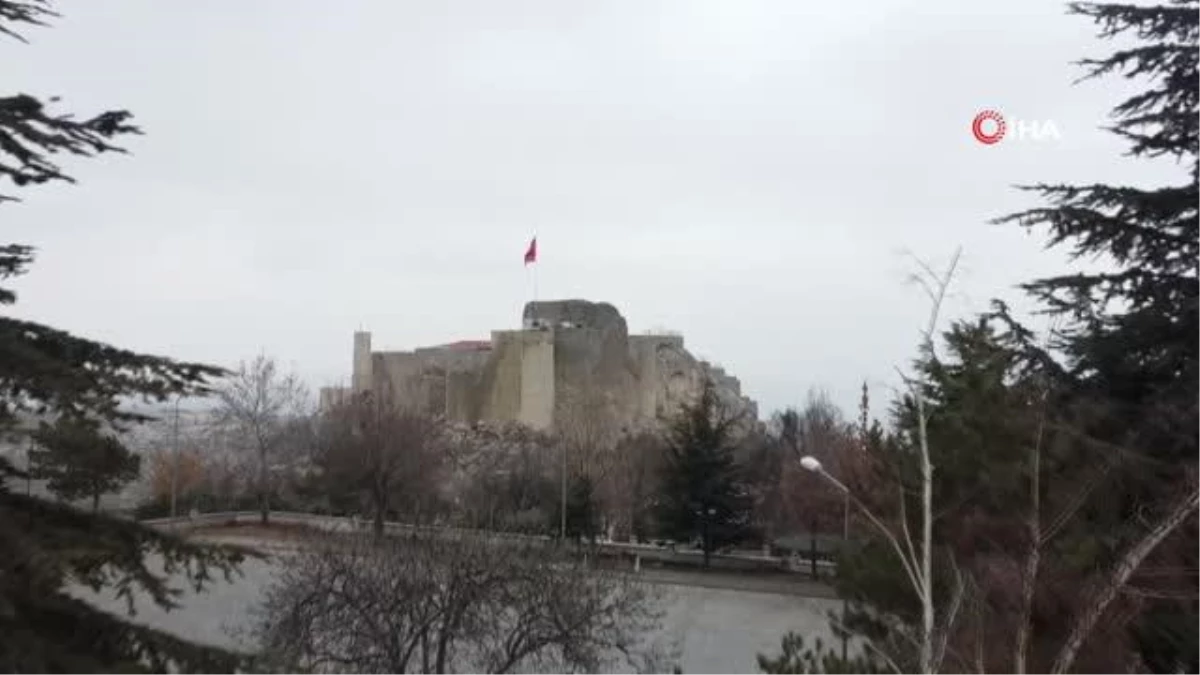 Aynı dönem, iki zıt görüntü...Geçtiğimiz yıl beyazla kaplı olan Harput Kalesi\'nde bu yıl kardan eser yok