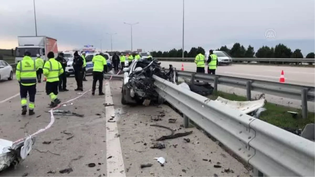 Bariyerlere çarpan otomobil sürücüsü hayatını kaybetti