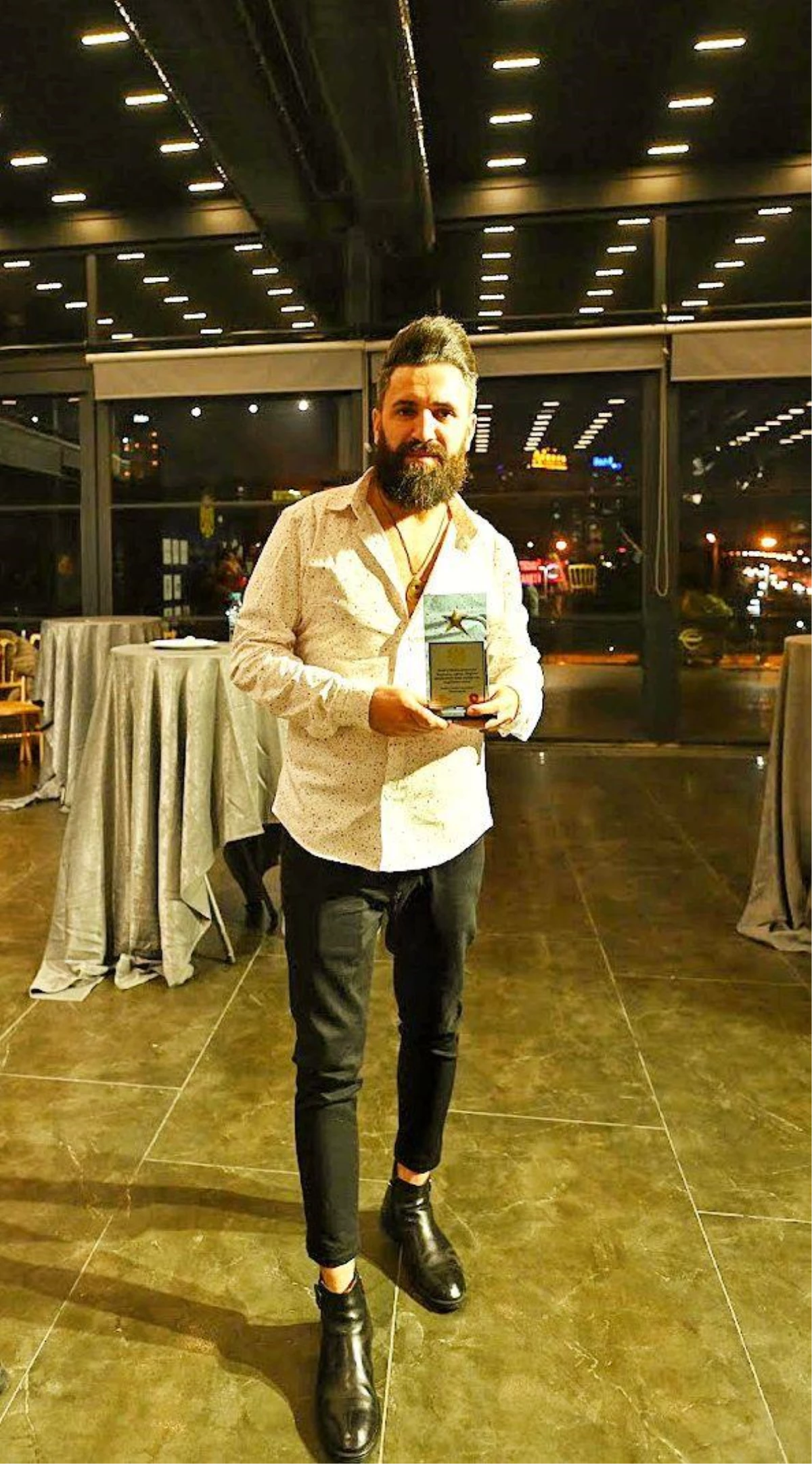 Başarılı modacı Emrullah Köroğlu, görsel bir şova imza attı