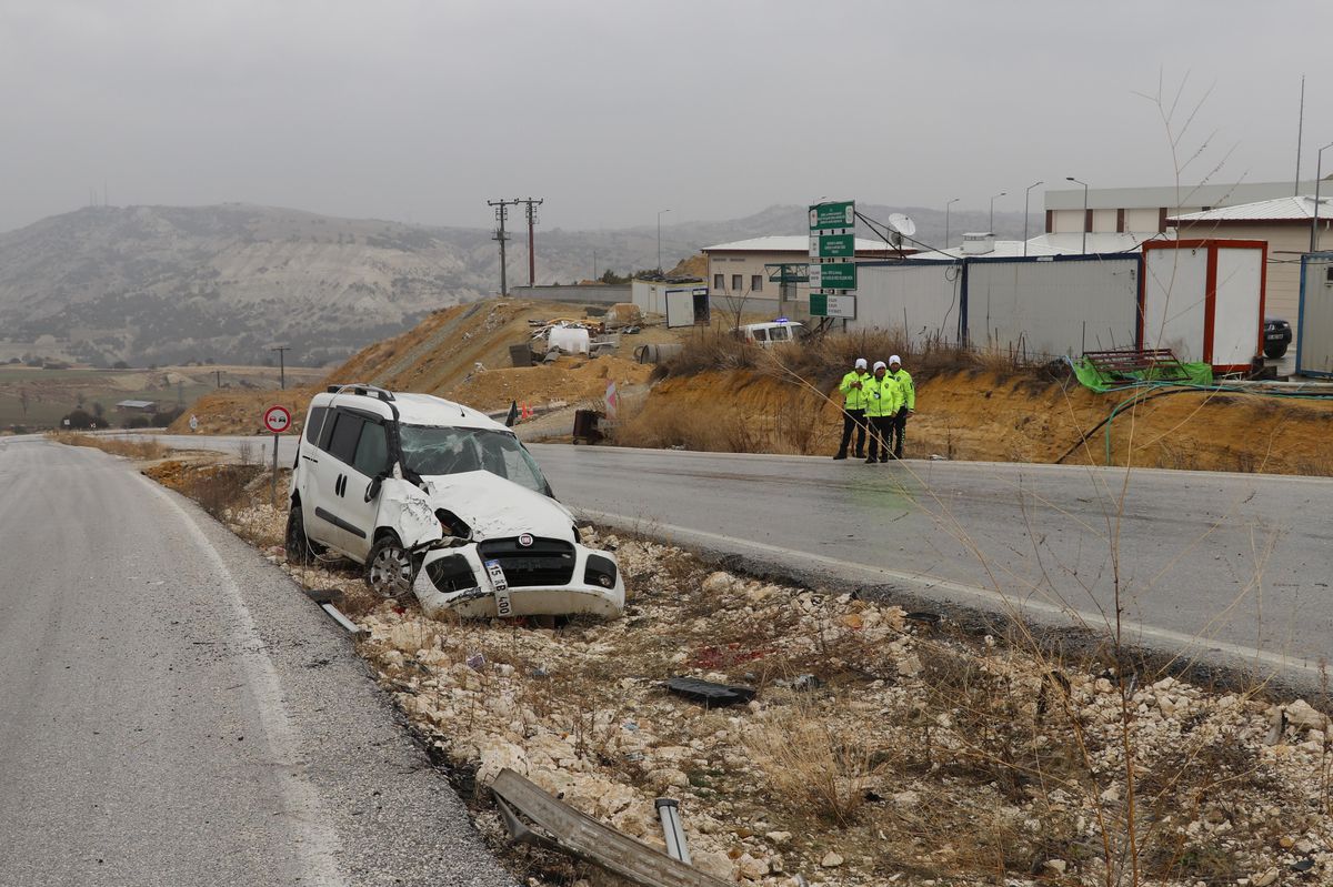 Burdur\'da devrilen otomobilin sürücüsü öldü