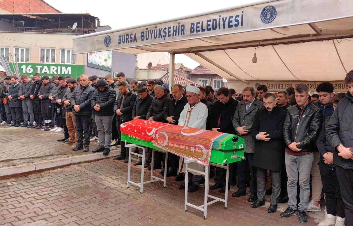 Bursa\'da kazada ölen genç gözyaşları arasında toprağa verildi