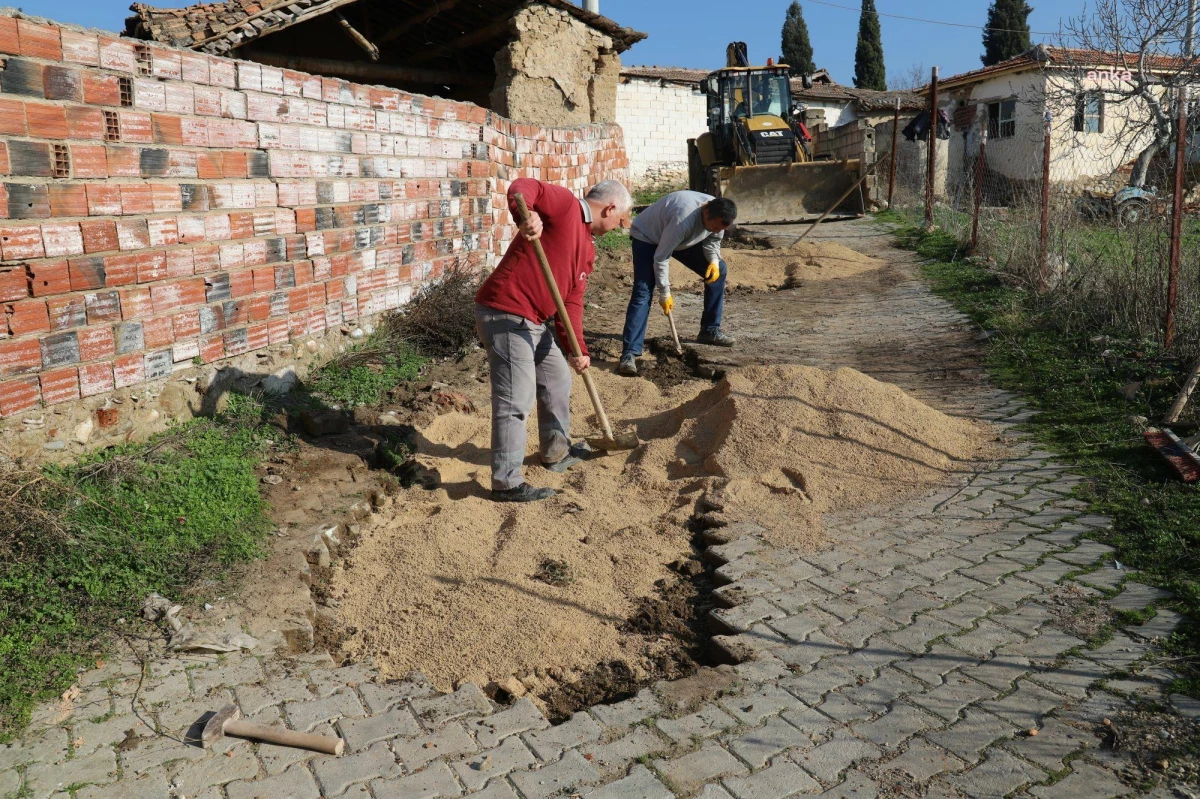 Çetin Akın, Turgutlu\'da Yağıştan Etkilenen Bölgelerdeki Çalışmaları İnceledi