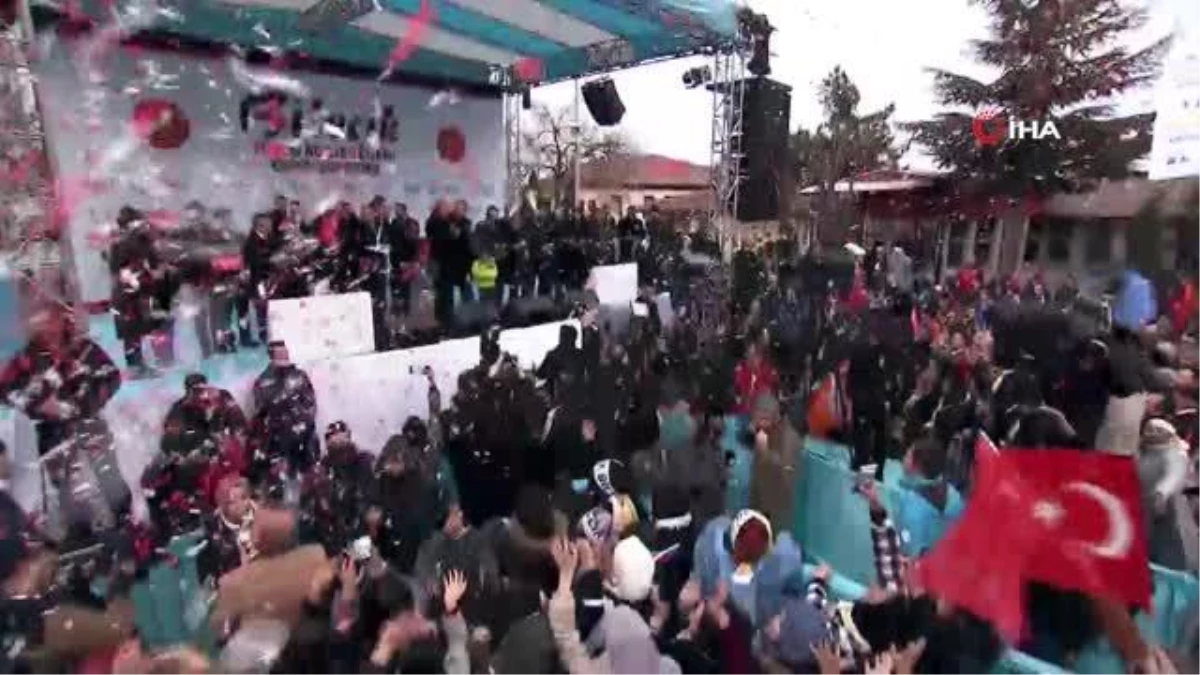 Cumhurbaşkanı Erdoğan, vatandaşlarla beraber Cengiz Kurtoğlu\'nun şarkısına eşlik etti