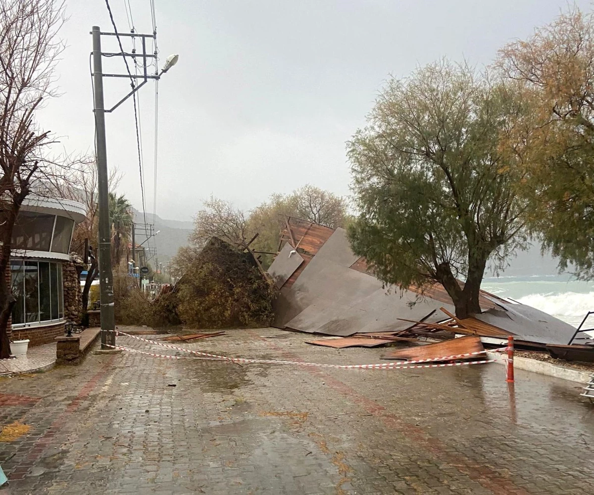 Datça\'da fırtına restoranın platformunu çökertti