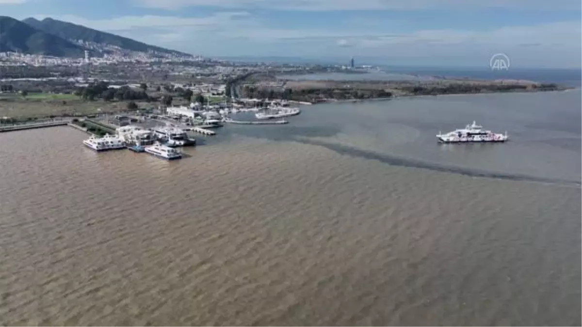 Denize akan sel suları nedeniyle İzmir Körfezi\'nin rengi kahverengi oldu