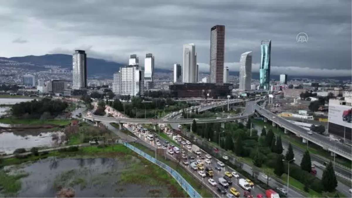 (DRON) Sağanak nedeniyle trafikte yoğunluk oluştu