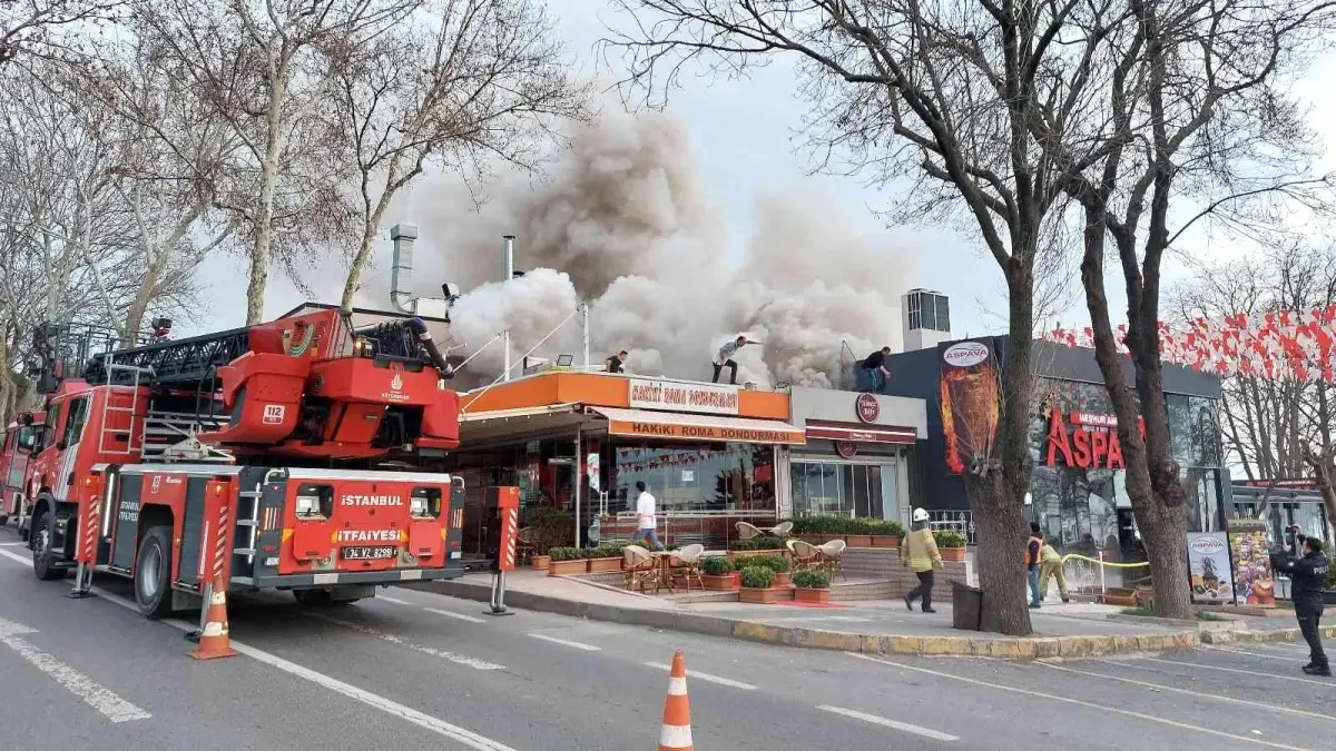 Florya\'da restoranın bacasından çıkan yangın yanındaki restoranın çatısına sıçradı