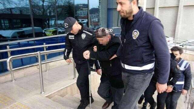 Fuhuş operasyonunda yakalanan şüpheli bastonuyla adliyeye zor yürüdü