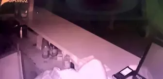 Gece vakti içeri girdi: Hem motosikleti hem kaskı çaldı