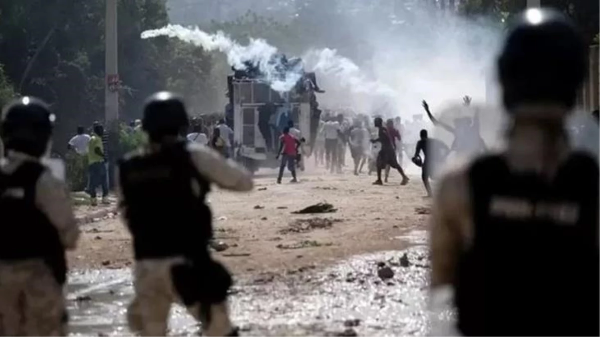 Haiti\'deki çatışmalarda onlarca meslektaşını kaybeden polisler başbakanın evine saldırdı