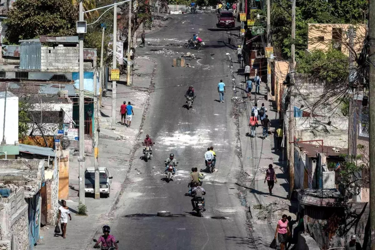 Haiti\'de polislerden Başbakan Henry\'nin özel konutuna saldırı