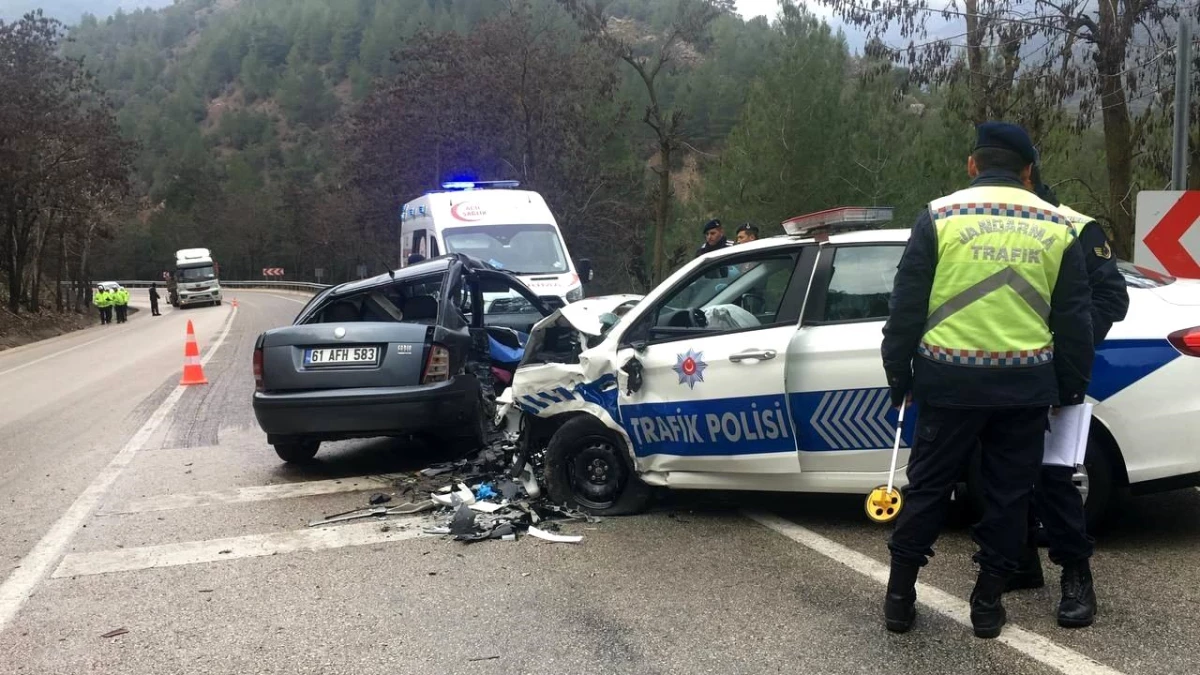 Isparta\'da polis aracıyla otomobil çarpıştı: 1 ölü, 2 yaralı