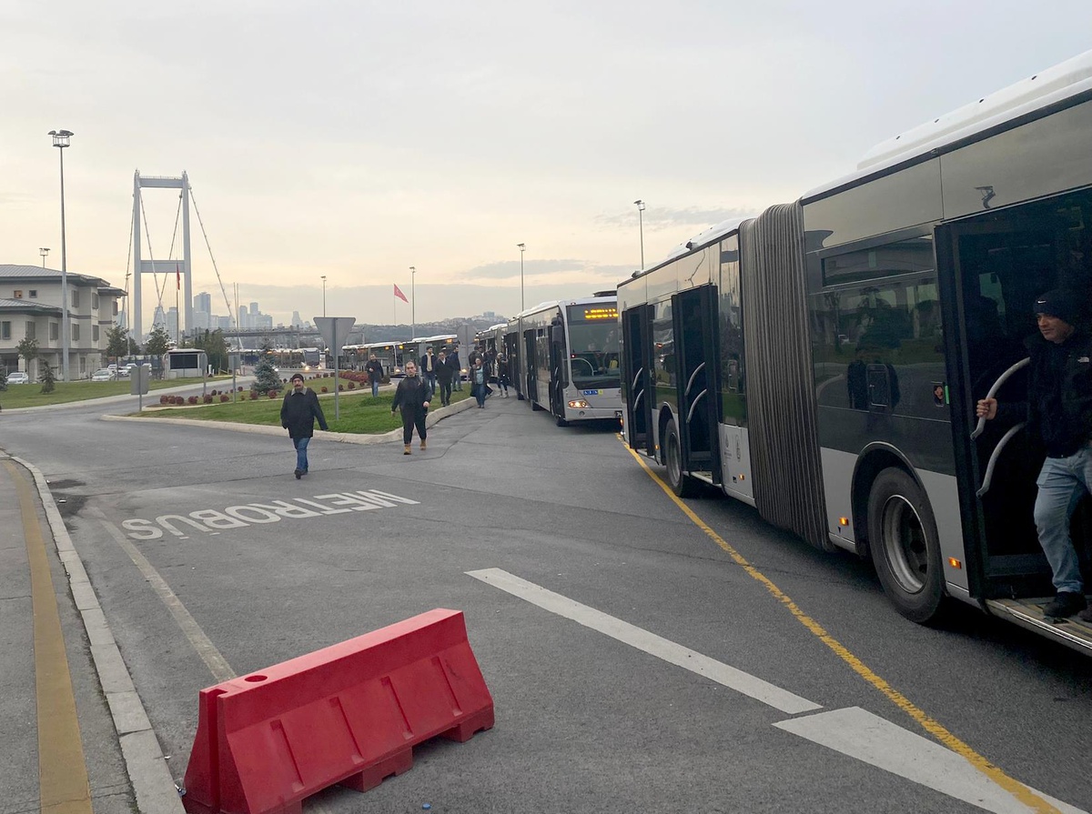 İstanbul\'da arızalanan metrobüs, seferlerde aksamaya neden oldu