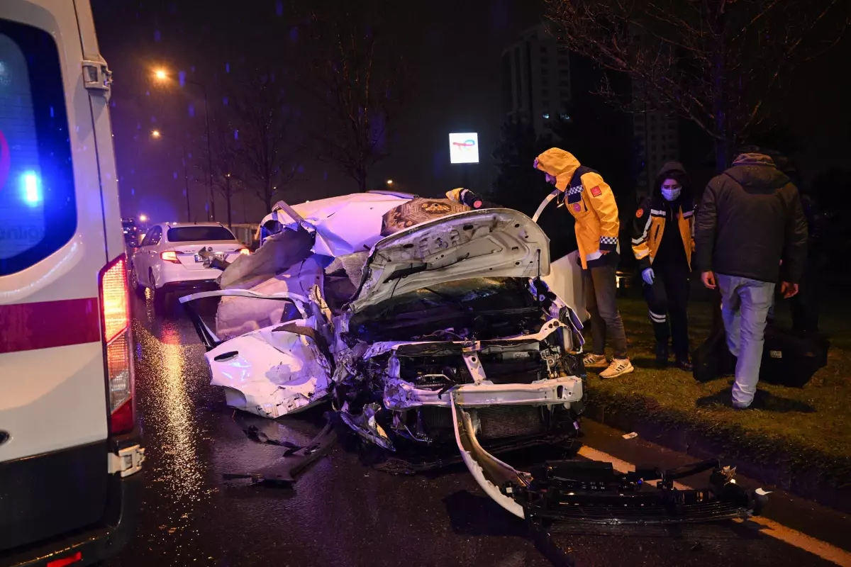 Servis minibüsüne çarpan ticari aracın sürücüsü yaralandı