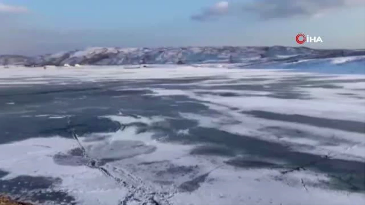 Karlıova\'da soğuk havalar Kale göletini dondurdu