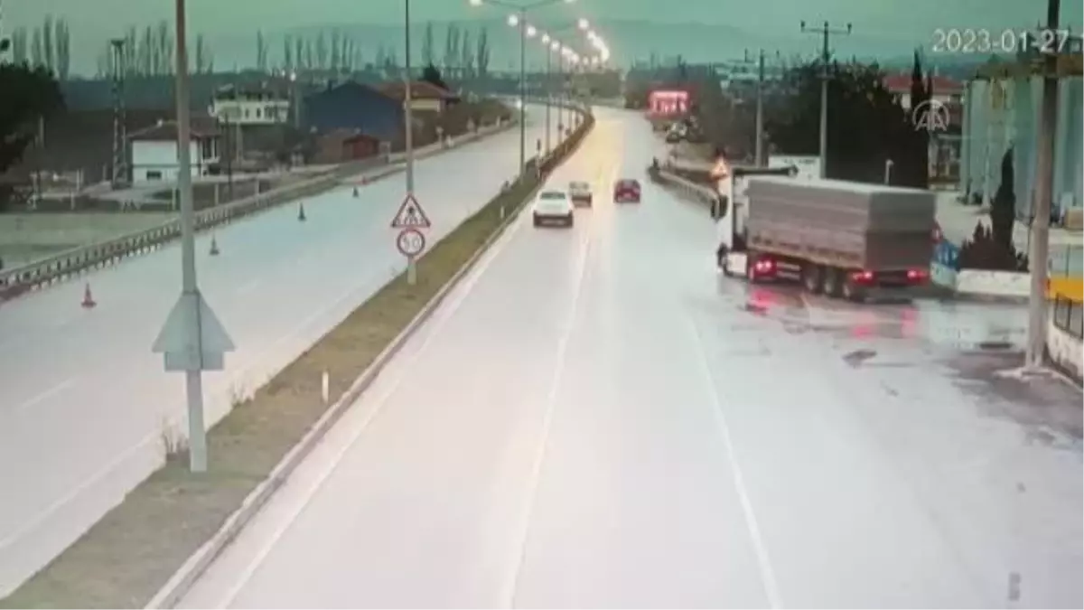 Köprü korkuluğuna çarpan otomobildeki 2 kişi yaralandı