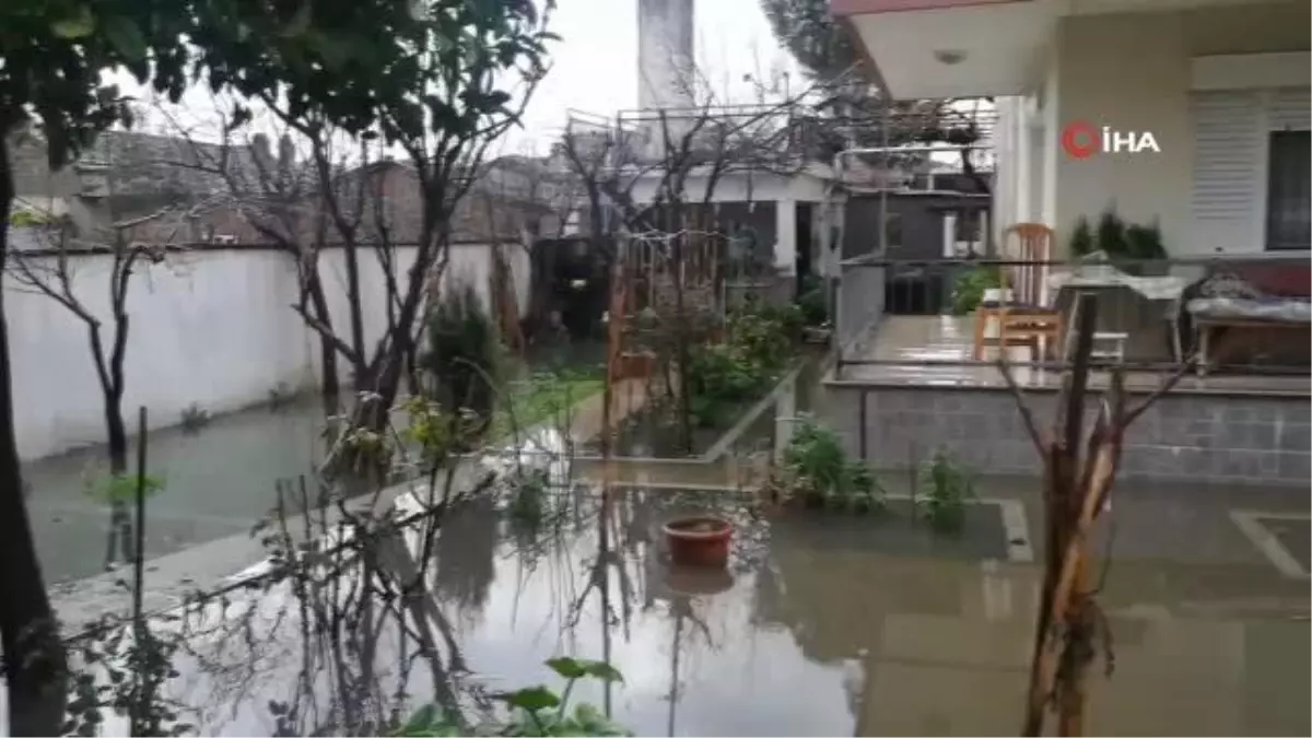 Manisa'da sağanak yağış: Bazı evleri su bastı